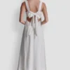 Vestido sin mangas con costuras y lazo en la espalda