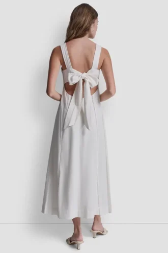 Vestido sin mangas con costuras y lazo en la espalda