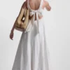 Vestido sin mangas con costuras y lazo en la espalda