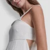 Vestido sin mangas con costuras y lazo en la espalda