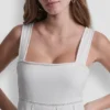 Vestido sin mangas con costuras y lazo en la espalda