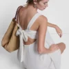 Vestido sin mangas con costuras y lazo en la espalda