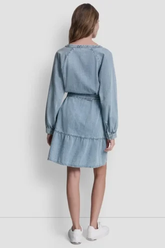 Vestido vaquero con cinturón y cuello en V