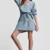 Vestido vaquero con cinturón y cuello en V Vestido vaquero con cinturón y cuello en V